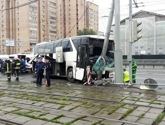 В Москве автобус с китайскими туристами врезался в столб: 15 пострадавших