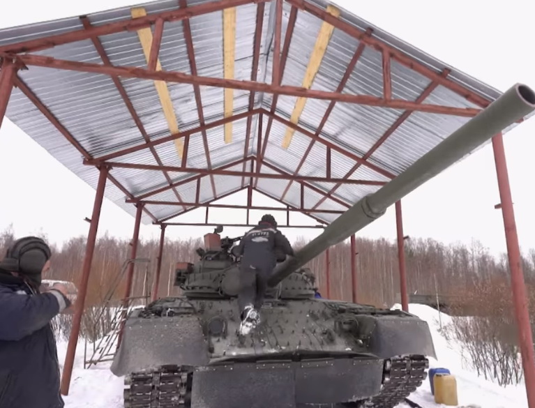 Стреляющий поленьями танк Т-80 попал на видео