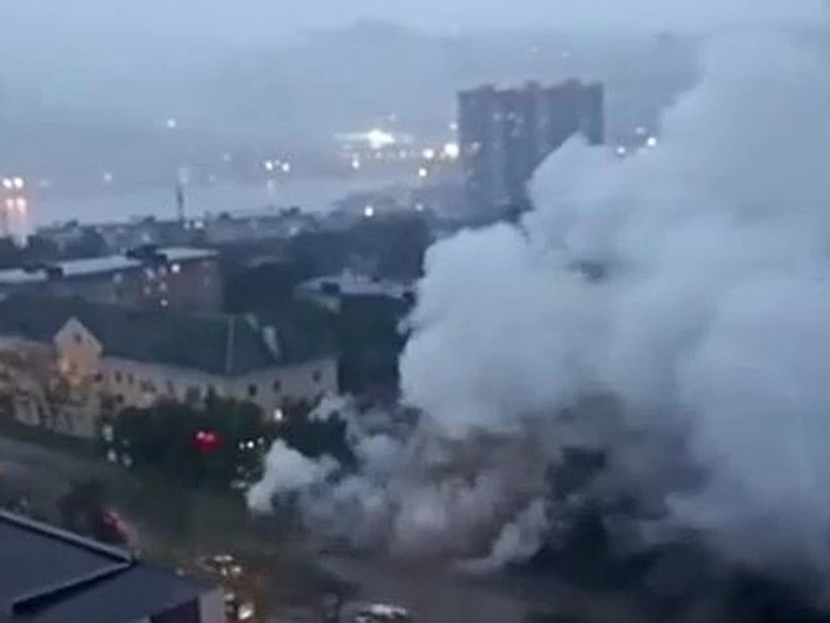 Взрыв асфальта на теплотрассе во Владивостоке попал на видео