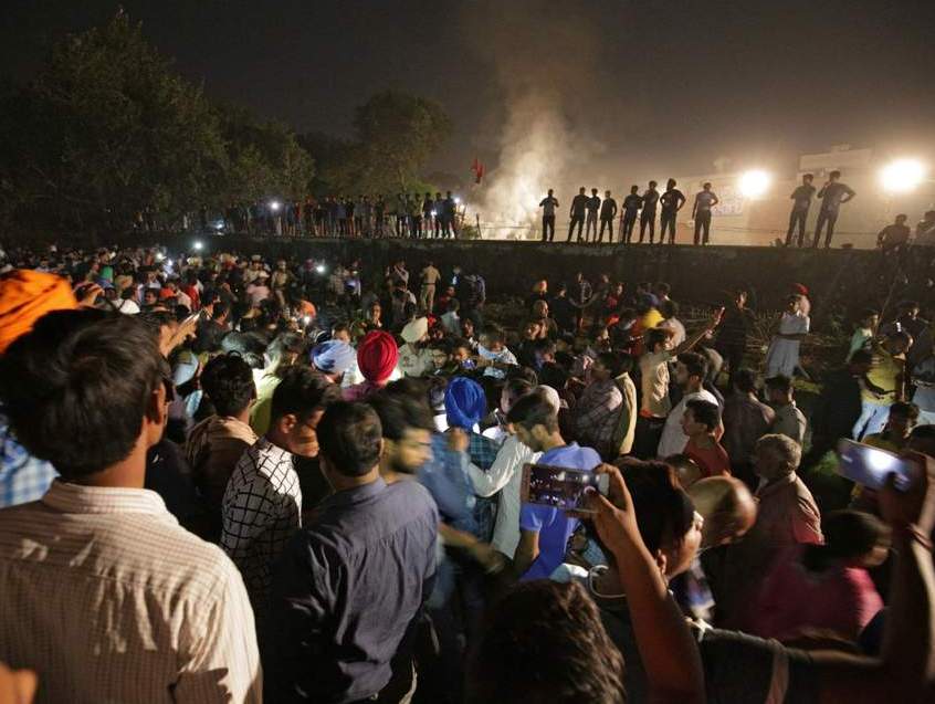 Во время сожжения чучела царя-демона в Индии поезд врезался в толпу: 61 человек погиб