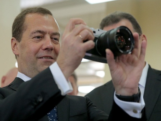 Медведев протестировал на заводе фотоаппарат 