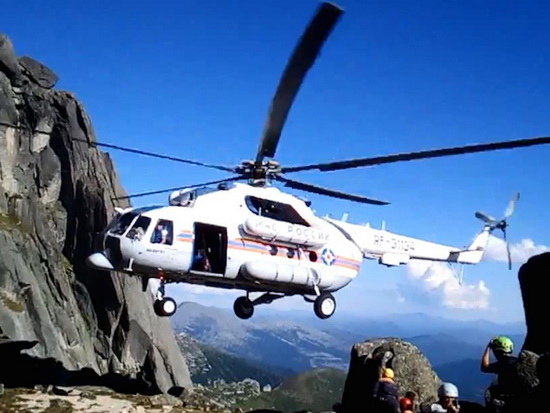 На видео попала ювелирная посадка вертолета МЧС среди скал в Хакасии