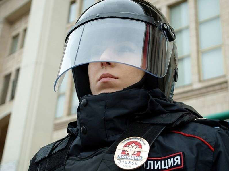Во Владивостоке суд оштрафовал блогера на 50 тысяч рублей за репост фото полицейского в нацистской каске