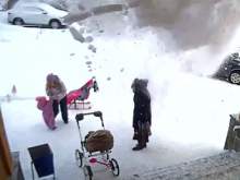 Под Мурманском годовалая девочка спасла мать от лавины снега с крыши
