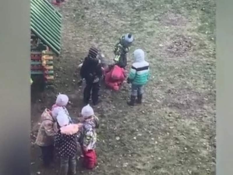 Детсадовцы в Ярославле потоптались по девочке: опубликовано видео
