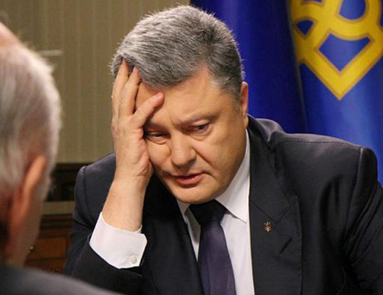 Порошенко опозорился, три раза ошибившись в первой же строчке гимна Украины
