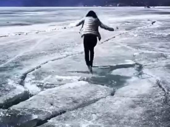 Девушка, скачущая по льдинам Байкала, возмутила МЧС