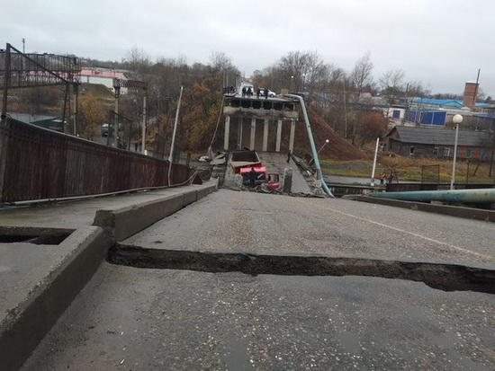 Обрушение моста в городе Свободном Амурской области попало на видео