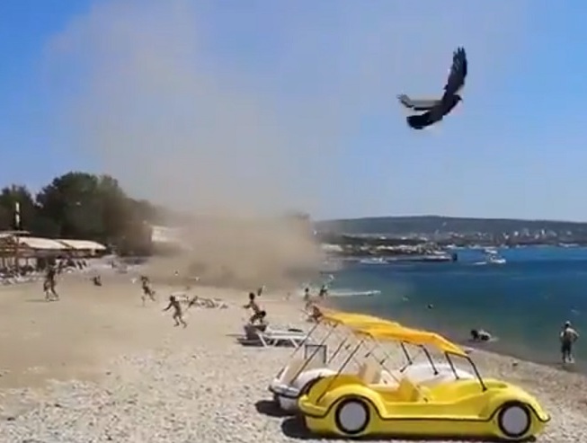Внезапный смерч перепугал туристов на пляже в Геленджике