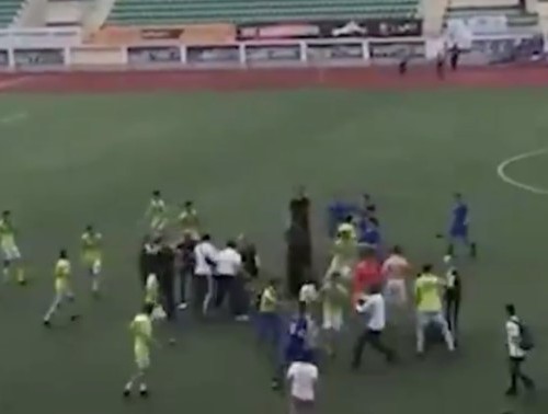 Футболисты устроили массовую драку на поле в Махачкале