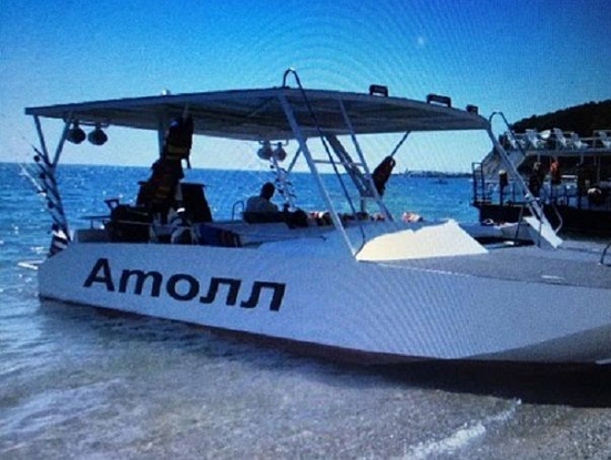 Две туристки погибли, катаясь на прогулочном катере в Черном море: видео с места трагедии попало в сети