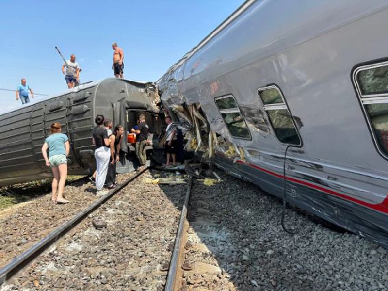 Водитель КамАЗа устроил крушение поезда 