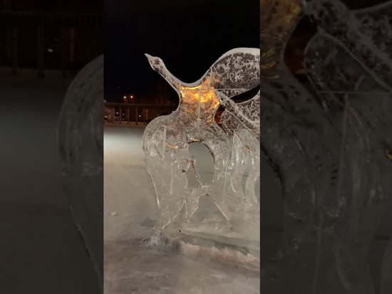 Вандал снимал на видео крушение ледяных скульптур в Череповце