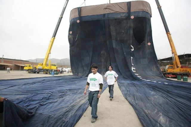 30 октября 2008 года в Перу были изготовлены джинсы, включавшие в себя карманы, ремень, пуговицы, заклепки, и имевшие 40 м в длину, 30 м в ширину, и весившие более 2 тонн.