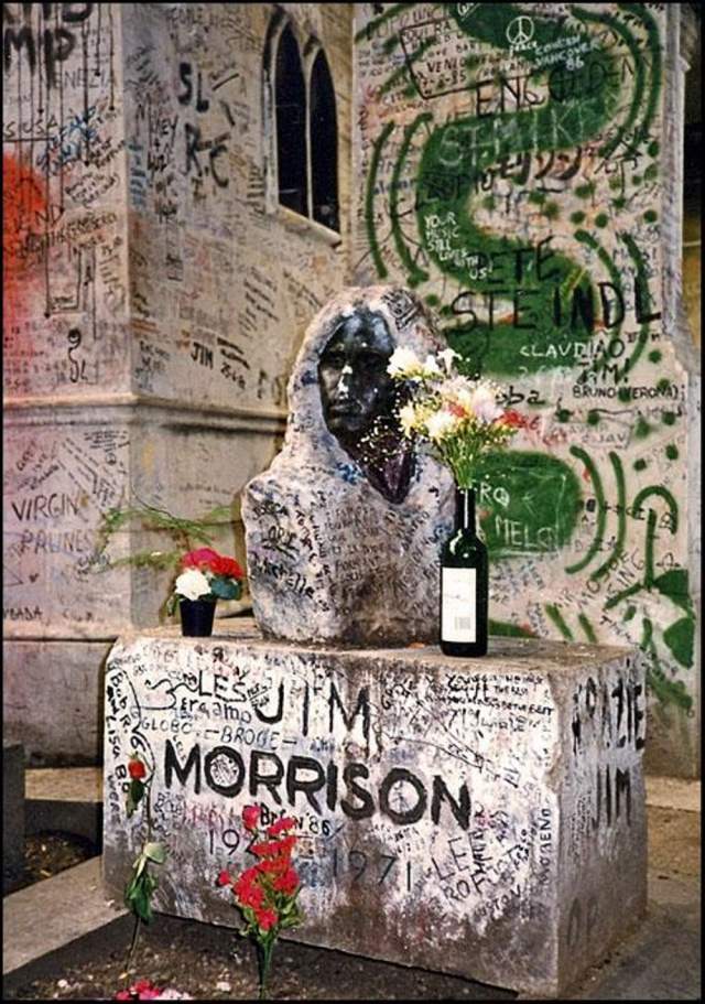 Джим Моррисон. Могила музыканта - одна из самых посещаемых достопримечательностей Парижа, причем примечательна она граффити, памятными надписями и сувенирами, оставленными на ней поклонниками. Надгробие Моррисона воровали и разрушали столько раз, что теперь оно под охраной.