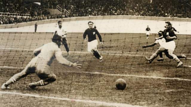Во время ЧМ-1938, который проходил во Франции, в 1/4 финала играли Чехословакия с Бразилией. Матч был настолько жестоким, что его прозвали "Битвой в Бордо".