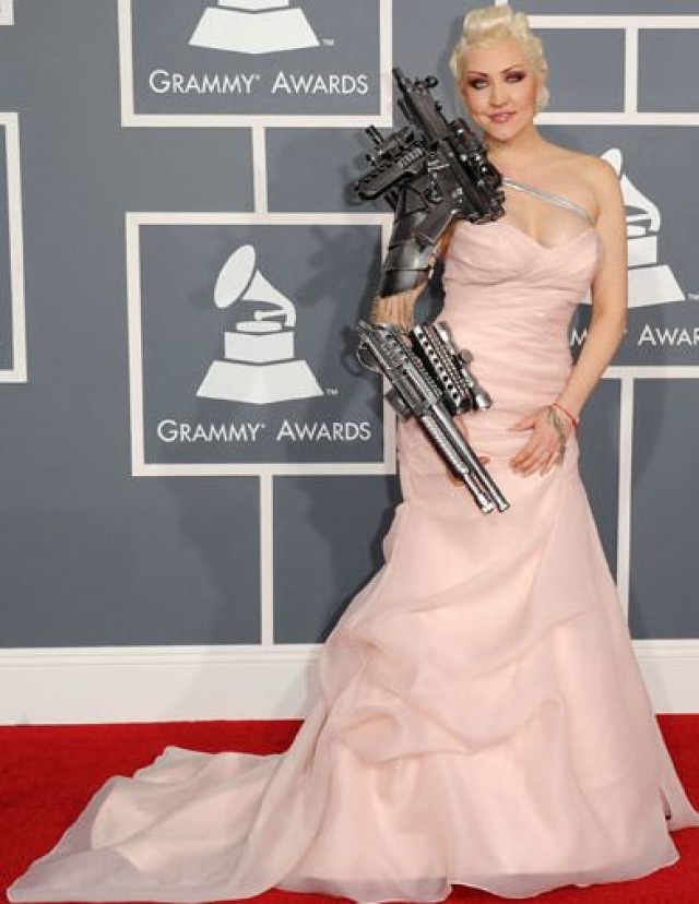 Sasha. Певица шокировала гостей церемонии "Грэмми" 2012 нарядом в духе "Терминатора".