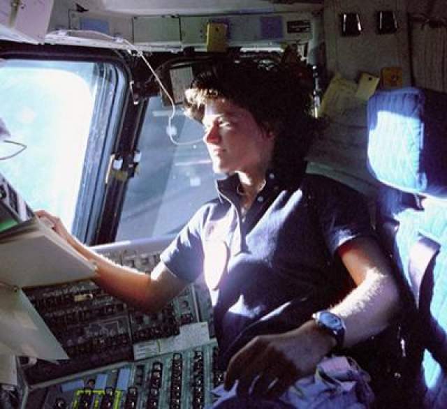 Первая американская женщина-космонавт - Салли Райд, 18 июня 1983 года. 