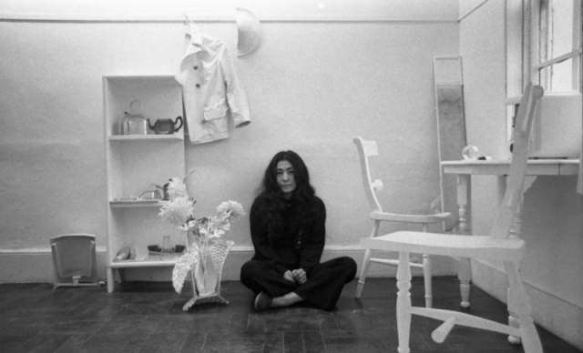 В 1996 году Оно приехала в Англию из США со своей выставкой авангардного искусства. И Леннон пришел осмотреть на экспозицию. Несмотря на то, что ему было скучно, он остался, и случайно заговорил с художницей. До этого они ничего друг о друге не знали.