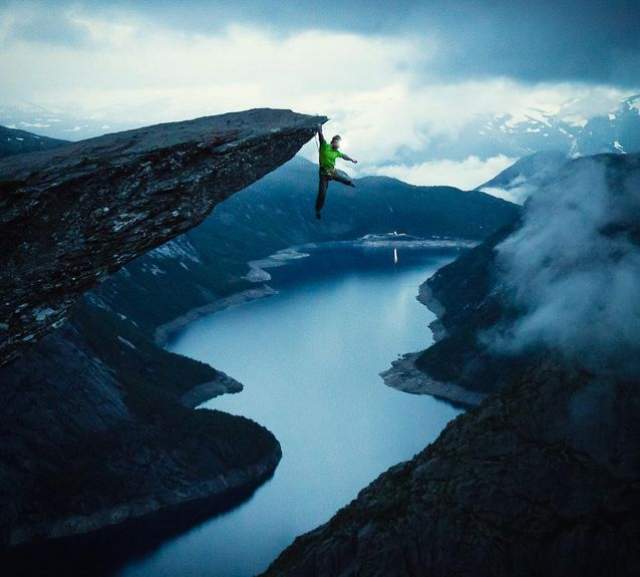 Один из самых распространенных способов получить много лайков - пройтись "по краю пропасти". Например, Мег Магдебург решил поразить всех подобным снимком на Языке Тролля в Норвегии.