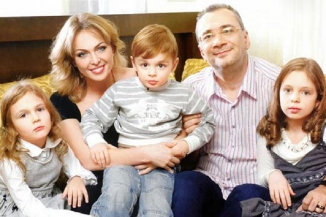 Константин Меладзе. Когда продюсер развелся с женой Яной в 2013 году после 19 лет брака, женщина рассказала о том, что их сын страдает аутизмом.