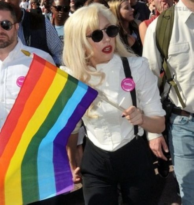 Леди Гага. Исполнительница, которая любит шокировать окружающих своими концертными номерами, ошарашила всех еще и своим признанием в том, что она настоящая бисексуалка и не стесняется этого.