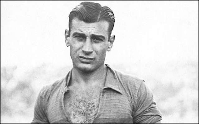 Франсиско Варальо. В 1930 году на первом чемпионате мира в Уругвае 20-летний Франсиско был одним из самых молодых игроков. Он получил кличку Пушечка (Cañoncito) - за мощный удар при сравнительно невысоком (1 м 70 см) росте. 
