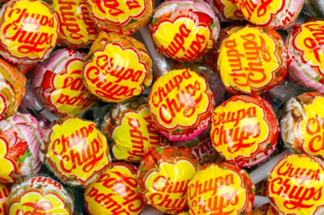 Этикетка леденцов Чупа-Чупса – также изобретение художника.  В знак благодарности производителей  он до конца жизни пользовался правом бесплатно получать эти конфеты.