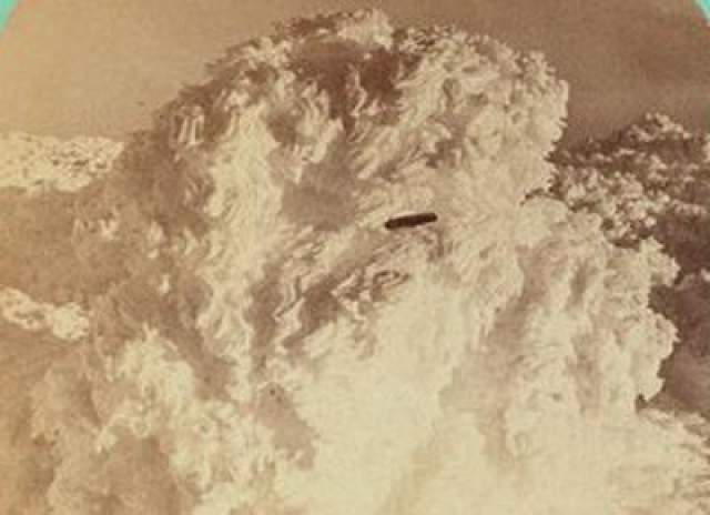 Самая старая фотография НЛО  На фотографии видны облака над вершиной горы Вашингтон, США, Нью-Хэмпшир, зимой 1870-1871-го года и странный сигарообразный объект на их фоне. Это-Самый старый и, несомненно, один из лучших снимков НЛО. Помните, что в 1870-м году в небе не было никаких самолетов, а о манипуляции с изображениями еще никто даже думать не мог. 