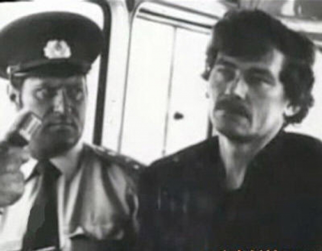 Одну из записок от "Патриотов Витебска" Михасевич поместил в рот одной из жертв. Именно по почерку убийцу и удалось вычислить. 9 декабря 1985 года его арестовали.