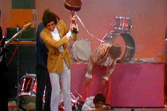 В 1967, когда группа The Who выступала в одном телевизионном шоу, барабанщик Кит Мун решил устроить небольшой взрыв во время выступления группы, чтобы удивить зрителей, для чего начинил свою бас-бочку взрывчатым веществом.