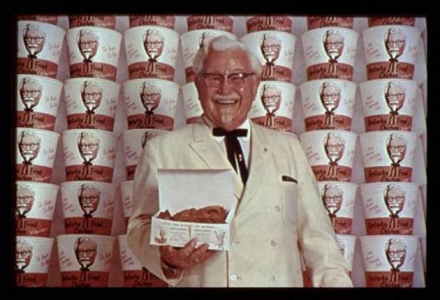 Когда Сандерсу исполнилось 65 лет, его заведение перестало приносить много прибыли из-за новой трассы, которая огибала его владения. Но полковник сумел выкрутиться, и через 10 лет, в 1964 году, он продал KFC Corporation за 2 млн долларов. Причем сделка не включала рестораны в Канаде.