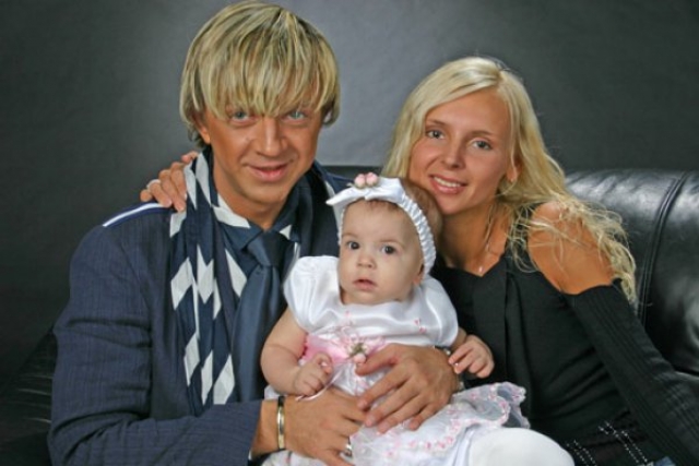 Рома Жуков. В июне 2012 года популярный певей потерял пятилетнюю дочь Елизавету-Викторию, которую ударило качелями по голове на детской площадке.