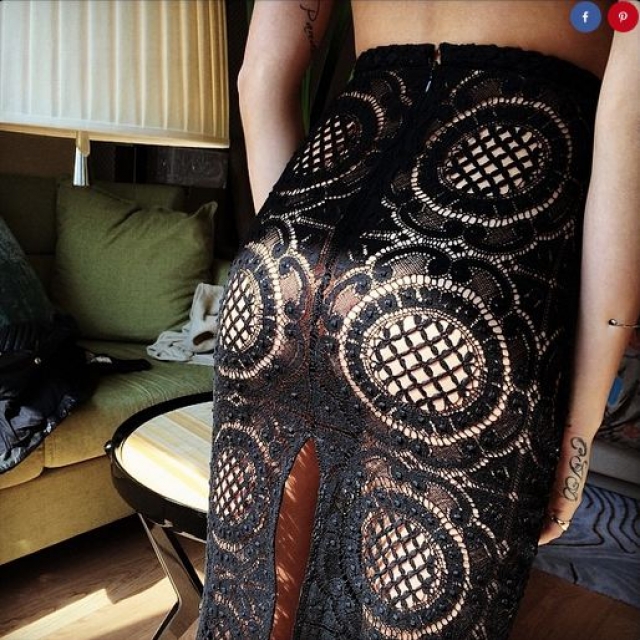 Модель Кара Делевинь демонстрирует модную кружевную юбку и то, что под ней.
