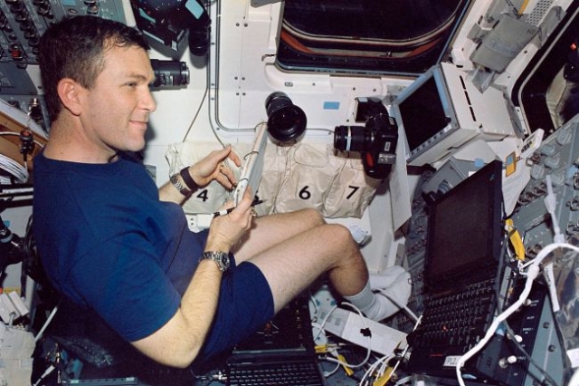 Командиром экипажа был 45-летний Ричард Даглас "Рик" Хасбанд - военный летчик США, полковник ВВС США, астронавт NASA, который до этого провел в космосе 25 дней 17 часов 33 минуты.