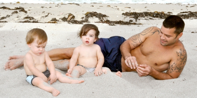 Рики Мартин. У латиноамериканского красавчика в 2008 году нежданно-негаданно родились сыновья.
