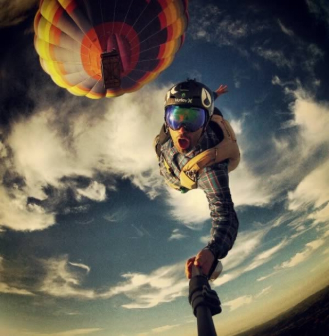 Эрик Энгарджиола сделал селфи прыгая с парашютом с воздушного шара.