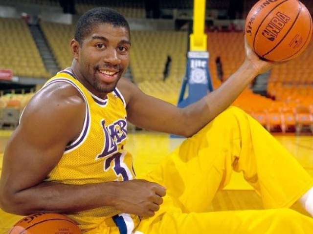 Ирвин "Мэджик" Джонсон, 59 лет, спортсмен. Американский профессиональный баскетболист НБА, выступавший за клуб "Лос-Анджелес Лейкерс", 1996 году Джонсон вошел в список 50 величайших игроков в истории НБА. 