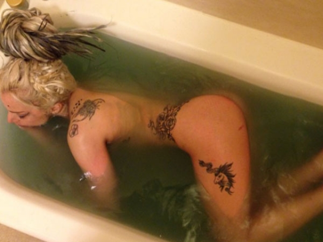 Леди Гага красуется в ванной с водой сомнительного цвета.