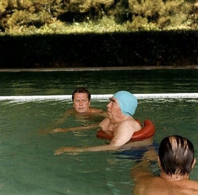 Кстати, пренебрегавший в старости зарядкой Брежнев, купался часто и подолгу. Возможно, поэтому за все годы пребывания на отдыхе генсек лишь иногда немного прибалевал.