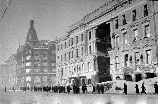 Невский проспект зимой в блокадном Ленинграде. Дом Энгельгардта на Невском проспекте частично разрушен немецкой авиабомбой.