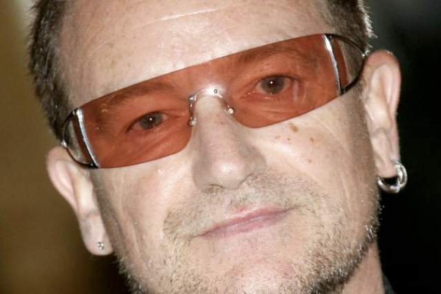 Боно. Очки с затемненными или оранжевыми стеклами  - часть образа солиста группы U2. Но для него - это не модный аксессуар, а необходимость.