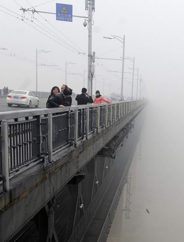 Самоубийство на мосту. Китайский репортер, который пытался запечатлеть туман на реке Ухань Янцзы, лишь после детального изучения фото обнаружил, что на снимке запечатлен мужчина в момент падения с моста, как выяснилось позже, через несколько секунд за ним прыгнула его девушка.