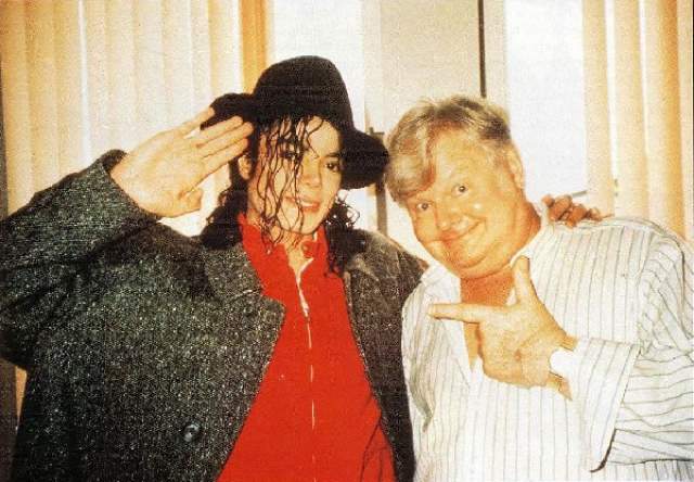 Незадолго до смерти в больницу к Хиллу приехал Майкл Джексон. Как вспоминал певец, он  выразил актеру свое восхищение, назвав его комиком N1 во всем мире.