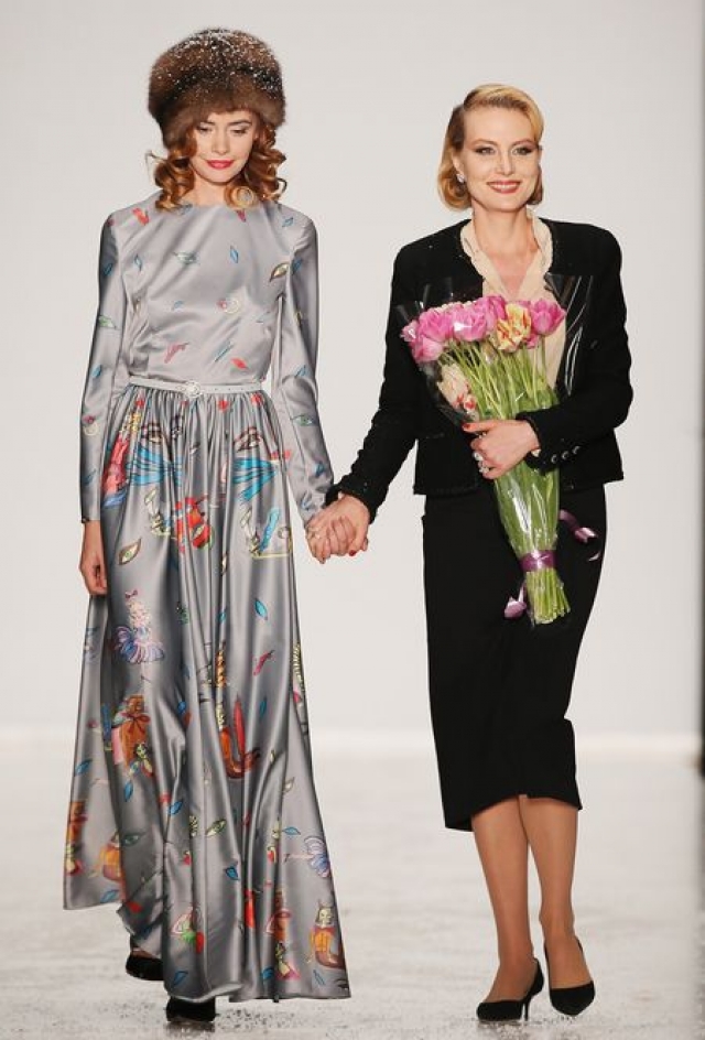 Рената Литвинова , как женщина стильная, совместно с фирмой Zarina выпускает одежду по собственному дизайну.