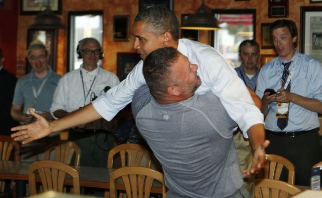 Счастливый владелец пиццерии, где только что перекусил Барак Обама