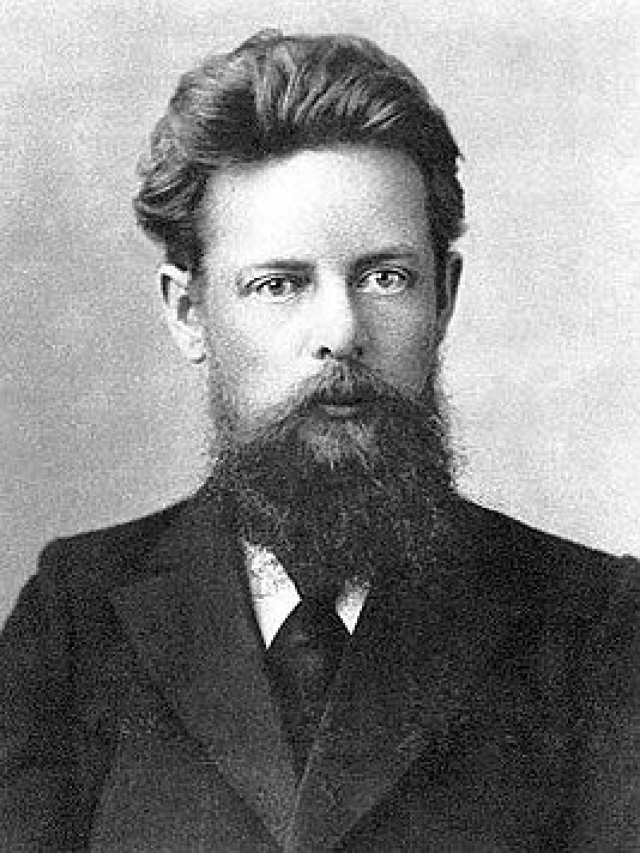 Русский писатель и фольклорист родился в простой рабочей семье, что не помешало ему закончить семинарию и стать преподавателем русского языка.