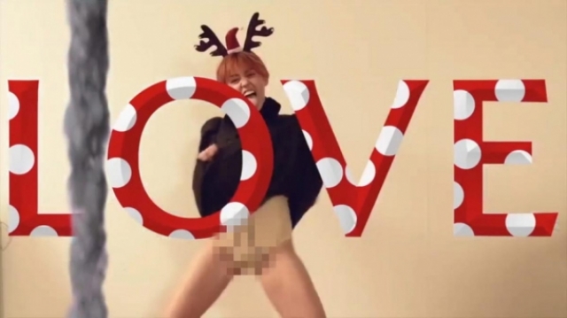 А вот так Майли поздравляет всех с Рождеством в видео для "LOVE magazine". Редакторы пощадили зрителей и зацензурили ее странный порыв.