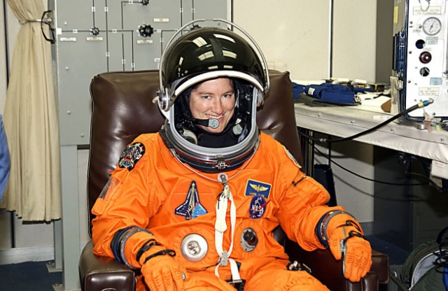Также на борту находилась специалист по зоологии - 41-летняя Лорел Блэр Сэлтон Кларк - капитан ВМС США, астронавт NASA.