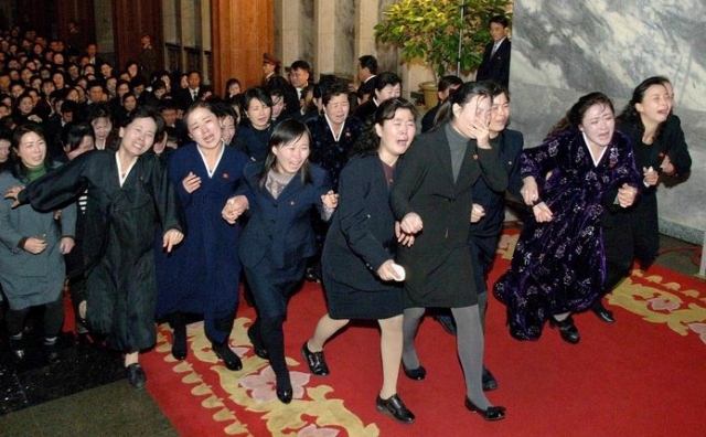 Кстати, после смерти Ким Чен Ира тысячи северокорейцев попали в тюрьму из-за того, что плохо оплакивали потерю вождя